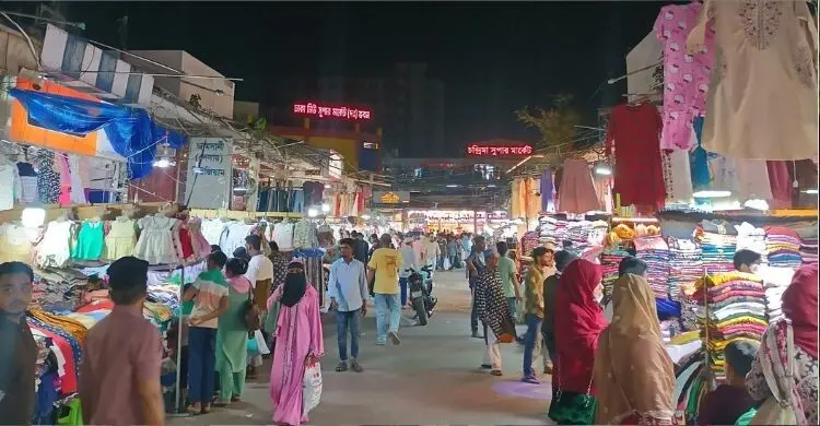 নিউমার্কেটে সন্ধ্যা ৬টার নির্দেশ মানা হচ্ছে না: রাত সাড়ে ৮টায়ও দোকান খোলা
