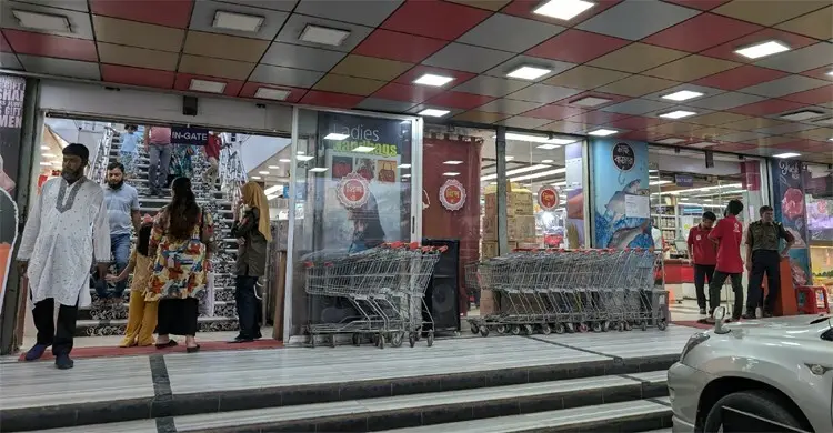 সন্ধ্যা ৬টায় দোকান বন্ধের নির্দেশে ব্যবসায়ীদের অসন্তোষ, সময় বাড়ানোর দাবি