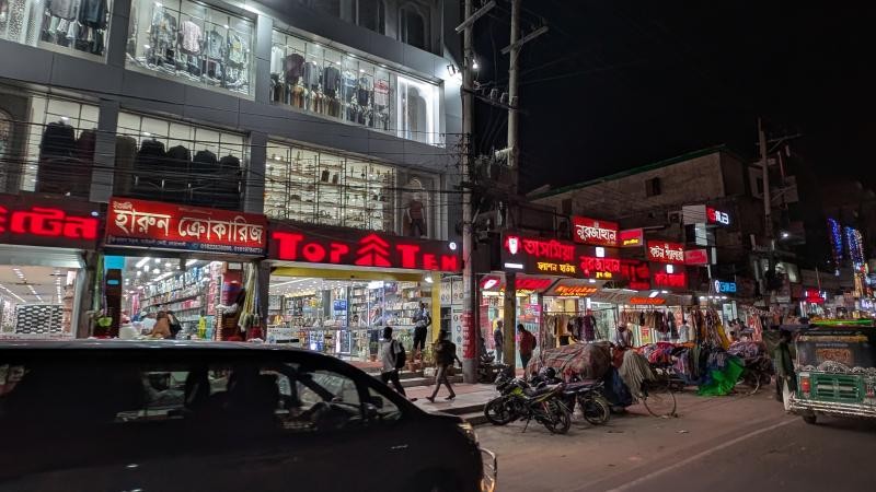 সরকারি নির্দেশনা উপেক্ষা করে নোয়াখালীতে শপিংমলগুলোতে উপচে পড়া ভিড়