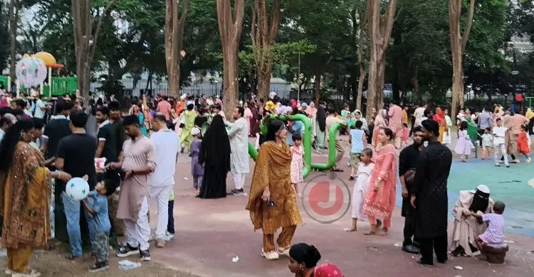 রমনা পার্কে নৌকাভ্রমণ ঘিরে ঢাকাবাসীর ভরসা